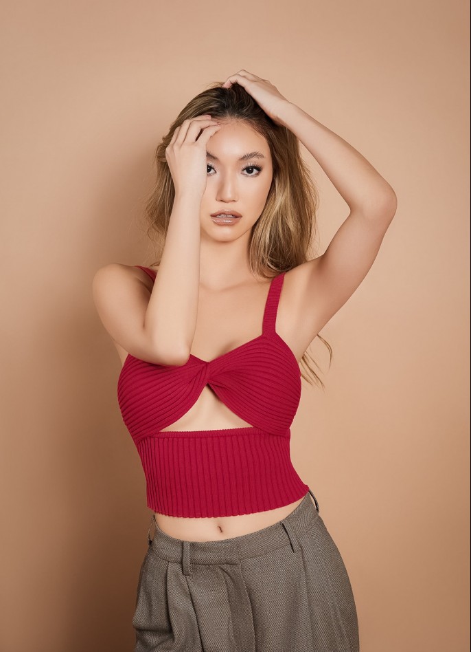 RIBBED KNIT TWIST CROP TOP - RED